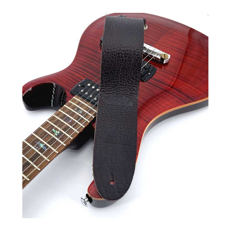 Sangle de guitare cuir marron foncé logo PRS Couleur Marron Longueur maxi  140 cm Longueur mini 104 cm Largeur 6,5 cm Réglage Boucle